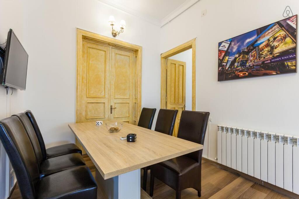 The Castle Of Piata Romana Hostel Bucharest Exterior photo