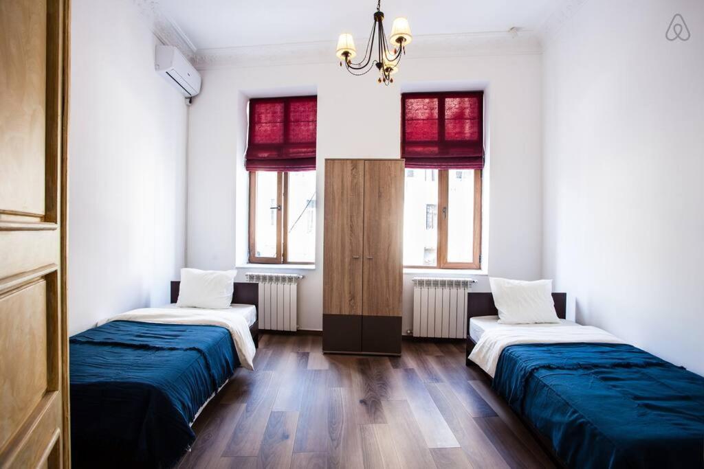 The Castle Of Piata Romana Hostel Bucharest Exterior photo